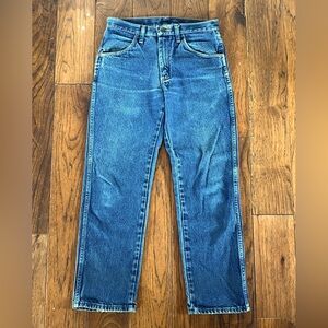 Straight leg, Rustler jeans in dark blue, distressed with age